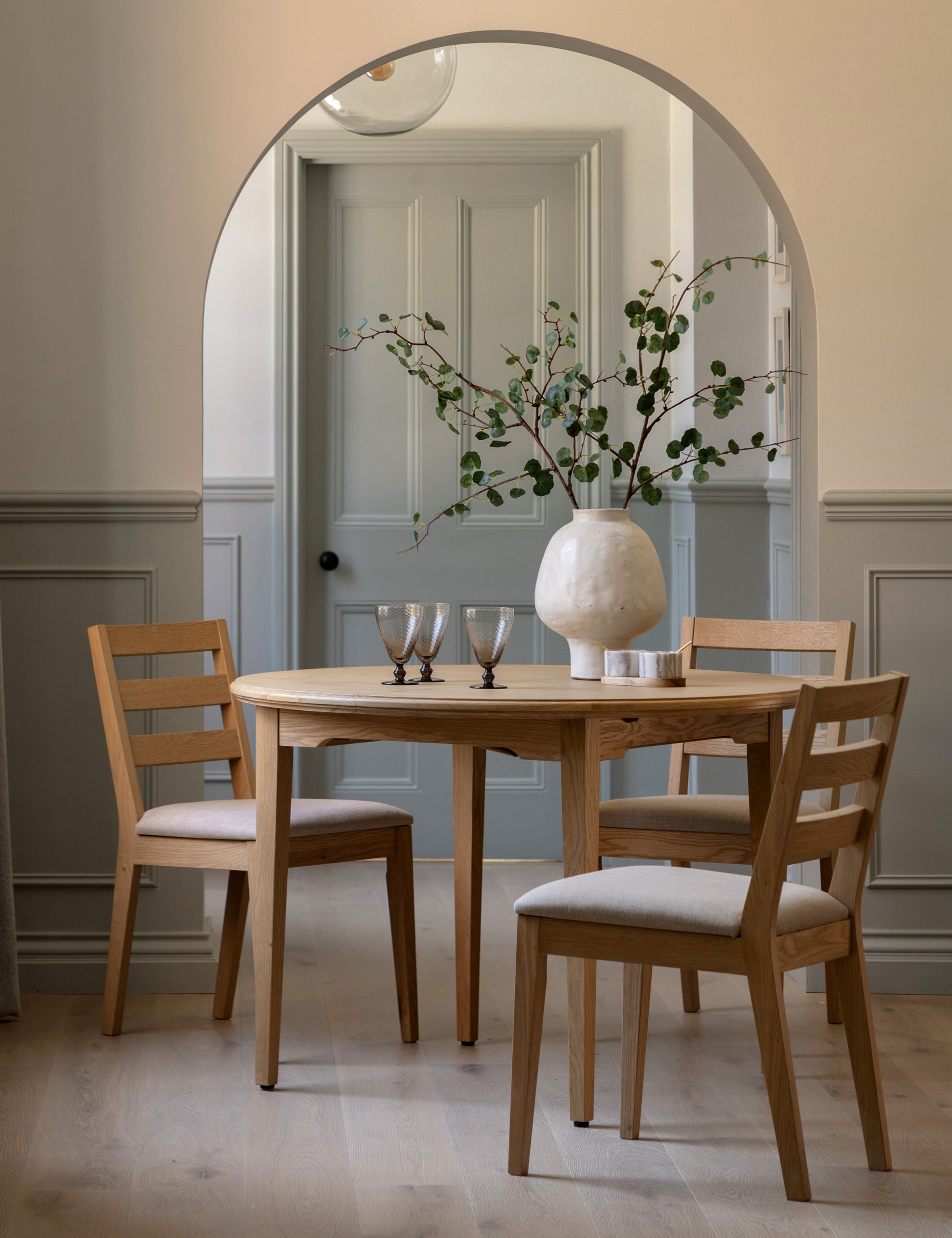 Harstad Extending Oak Round Dining Table – The Den & Now